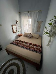 Postel nebo postele na pokoji v ubytování Loyal friend hostel karimunjawa