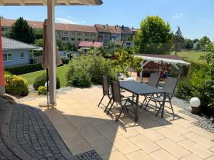 a patio with a table and chairs on a patio at Ferienhaus Lübke, Gartenblick in Mühlhausen