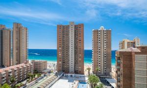 widok na miasto z wysokimi budynkami i ocean w obiekcie Los Caballos 12-C Levante Beach w mieście Benidorm