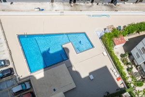 Basen w obiekcie Los Caballos 12-C Levante Beach lub w pobliżu