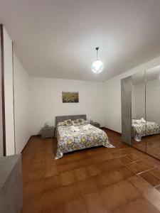 una camera da letto con un letto in una stanza bianca di Casa Vacanza Ginevra a Ravello