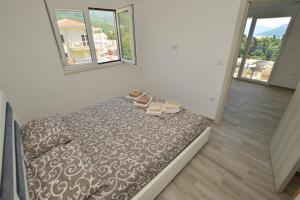 Postel nebo postele na pokoji v ubytování Apartmani Tomic Igalo