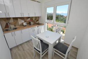 Kuchyň nebo kuchyňský kout v ubytování Apartmani Tomic Igalo