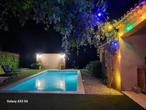 Bazén v ubytování Gîte Sous les Chênes nebo v jeho okolí