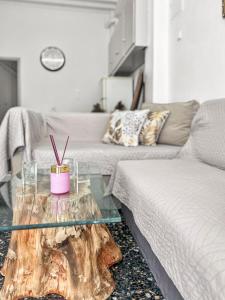 uma sala de estar com uma mesa de café com toco de árvore e um sofá em MATEOS APARTMENT WINDMILLS TOWN em Míconos