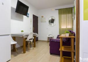 Televízia a/alebo spoločenská miestnosť v ubytovaní apartamento Juani solo para Familia o parejas "tucasaenconil"