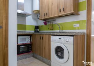 Kuchyňa alebo kuchynka v ubytovaní apartamento Juani solo para Familia o parejas "tucasaenconil"