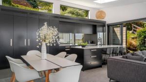 Køkken eller tekøkken på Magnificent Lakeview Modern Luxury + 17 billeder