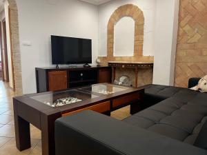 Μια τηλεόραση ή/και κέντρο ψυχαγωγίας στο Apartament Layla La Mata