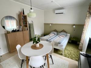 a bedroom with a bed and a table and chairs at Munga 4 Wiljandi in Viljandi
