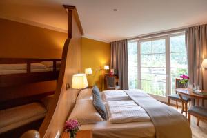 穆劳Hotel Gasthof Lercher的一间带床和大窗户的酒店房间