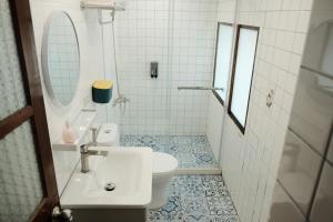 Koupelna v ubytování 莊同益民宿 Zhuang Tongyi Homestay + 8 fotografií