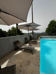 Bazén v ubytování Hotel Clair de Lune nebo v jeho okolí