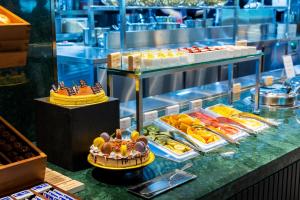 um buffet de comida em exposição num restaurante em Incheon Airport Transit Hotel Terminal 1 em Incheon