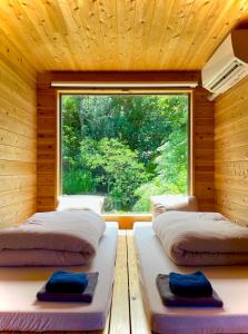 Postel nebo postele na pokoji v ubytování 西海岸オーガニック小麦畑1200坪眺望FarmStayYululu