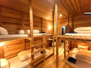 Postel nebo postele na pokoji v ubytování 西海岸オーガニック小麦畑1200坪眺望FarmStayYululu