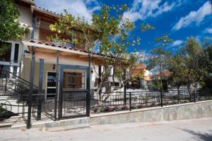 Το κτήριο όπου στεγάζεται  η παραθεριστική κατοικία