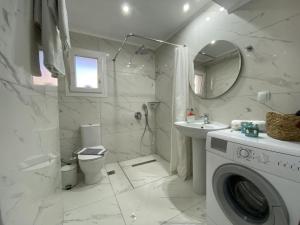 biała łazienka z pralką i umywalką w obiekcie Lefkada Blue - Apartments w mieście Leukada (miasto) +23 zdjęcia