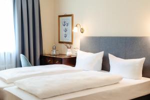 Postel nebo postele na pokoji v ubytování Hotel Altmünchen by Blattl + 37 fotografií
