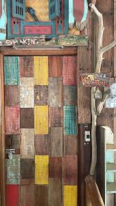 een houten deur met veel verschillende kleuren erop bij Seree Bungalows in Ko Chang