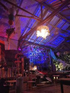 um bar com iluminação roxa e um tecto em Seree Bungalows em Ko Chang