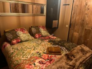 ein Schlafzimmer mit einem Bett mit geblümter Bettdecke in der Unterkunft t Dinxken in Dinxperlo