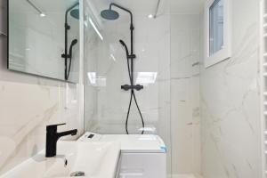 アルパジョンにあるDuplex - 3 chambres - Coeur d'Arpajonの洗面台と鏡のある白いバスルーム +6枚の写真
