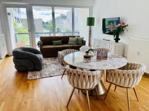 ein Wohnzimmer mit Tisch und Stühlen in der Unterkunft Albert Einstein Suite im Wissenschaftspark in Osnabrück
