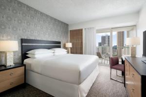 Postel nebo postele na pokoji v ubytování Sheraton Princess Kaiulani Waikiki Beach