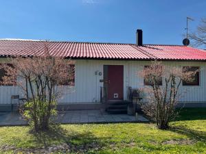 a small white house with a red roof at Slottshuset in Borgholm