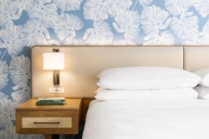 Postel nebo postele na pokoji v ubytování Sheraton Princess Kaiulani Waikiki Beach