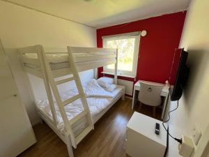 a bedroom with two bunk beds and a desk at Slottshuset in Borgholm