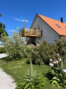 a house with a deck on the side of it at Statarlängan in Visby