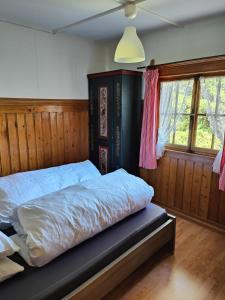 Postel nebo postele na pokoji v ubytování Blockhaus Birentobel + 15 fotografií