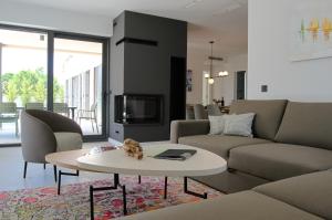 ein Wohnzimmer mit Sofa und Tisch in der Unterkunft Villa Pinna in Zaton