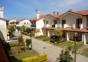 an aerial view of a house with cars parked in the driveway at Villa Caprera in Rosolina Mare