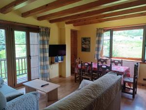 TV a/nebo společenská místnost v ubytování Duplex Cerler