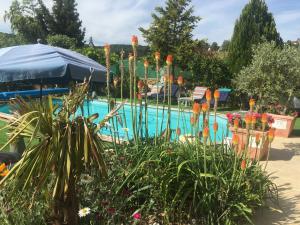 Der Swimmingpool an oder in der Nähe von Mille et Une Bulles 51