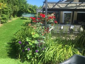 Ein Garten an der Unterkunft Mille et Une Bulles 51