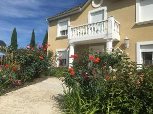 Ein Garten an der Unterkunft Mille et Une Bulles 51