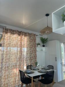 Un comedor con mesa y sillas en Chant des Oiseaux ***, en Royan