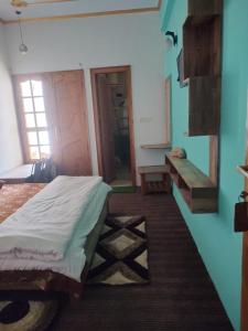 Postel nebo postele na pokoji v ubytování HOTEL Cedar Heritage