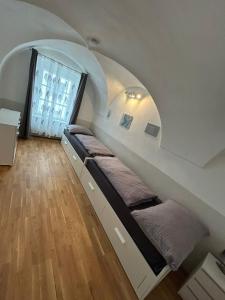 莱塔河畔布鲁克Paky Appartements 00314的一间带床的卧室，位于一间有窗户的房间里
