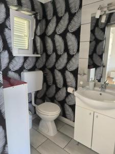 Ένα μπάνιο στο Studio Apartman Maja +66 φωτογραφίες