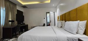 Posteľ alebo postele v izbe v ubytovaní The Safron Hotel