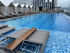 Bazén v ubytování EVEN Hotel Zhongshan City Center by IHG nebo v jeho okolí