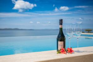 een fles wijn en twee wijnglazen op een tafel bij GALA'Pe in Zadar
