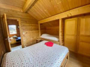 Ένα ή περισσότερα κρεβάτια σε δωμάτιο στο Chalet Serre-Chevalier