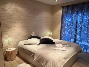 ein Schlafzimmer mit einem Bett mit weißen Laken und einem Fenster in der Unterkunft Charme et confort au pied des pistes in Naut Aran