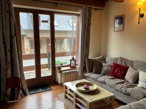 ein Wohnzimmer mit einer Couch und einem Couchtisch in der Unterkunft Charme et confort au pied des pistes in Naut Aran